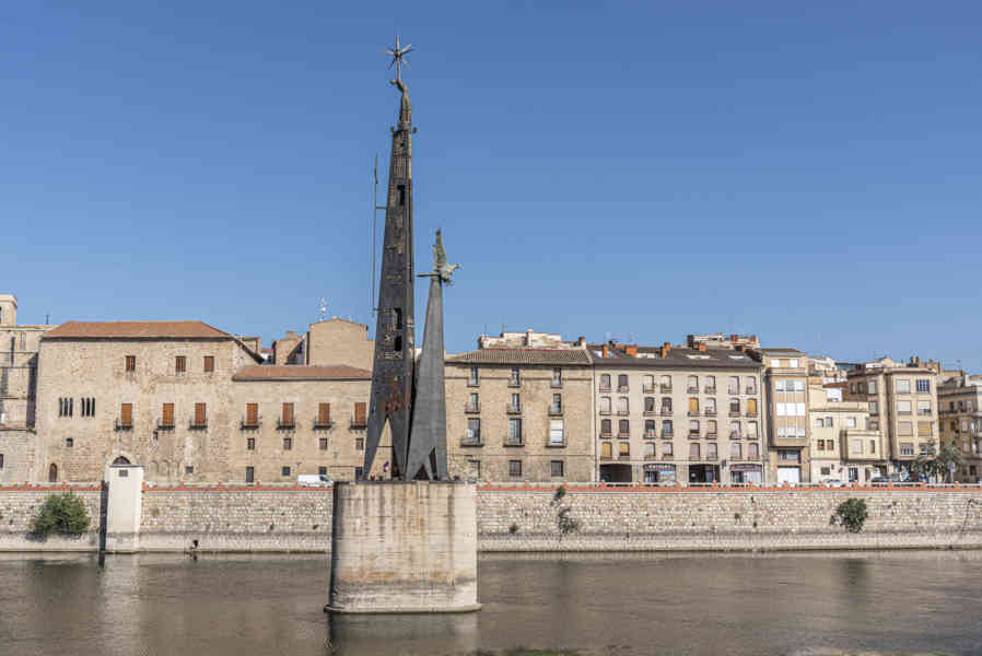 Tarragona - Tortosa 10 - monumento a los Combatientes que hallaron Gloria en la Batalla del Ebro.jpg